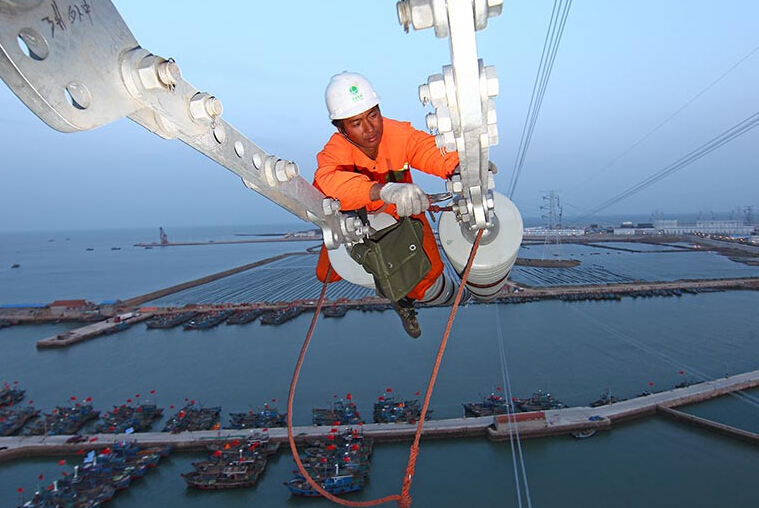 海阳核电线路架通安全性，高空作业防坠器来保证